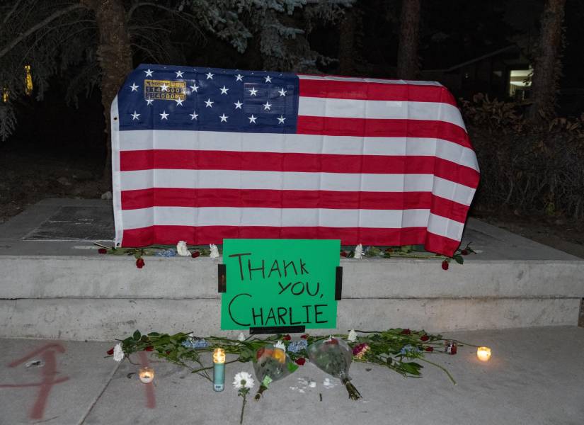 Los ciudadanos levantaron altares en distintas partes de Estados Unidos en honor a Charkie Kirk.