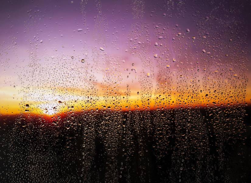 El clima con una temperatura calurosa, a su vez, con lluvia.