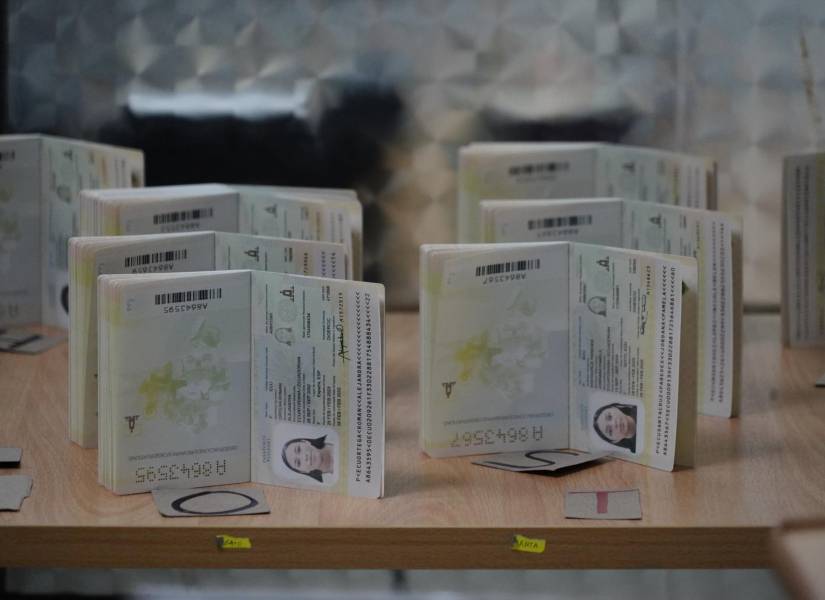 Imágenes de pasaportes ecuatorianos de ejemplo.