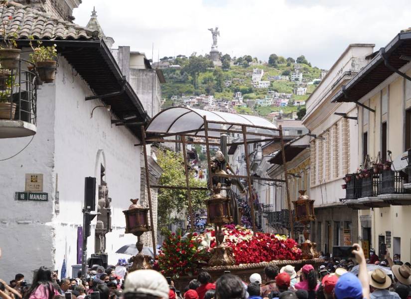Miles de feligreses volvieron a la procesión más tradicional de Ecuador tras dos años de pandemia.