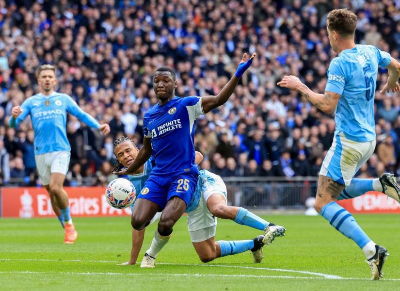 Moisés Caicedo disputa el balón contra dos defensores del Manchester City