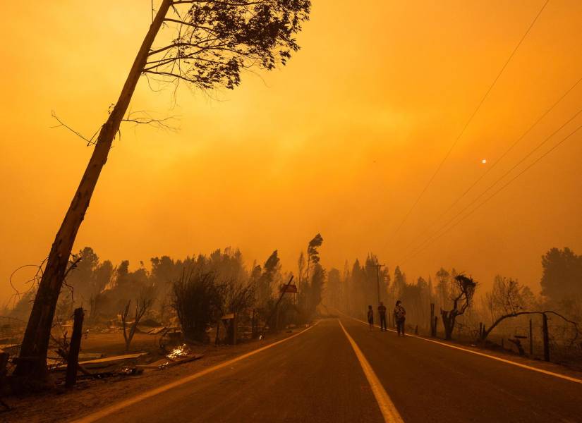 Fotografía de un sector incendiado ayer, cerca a la ciudad de Santa Juana (Chile).
