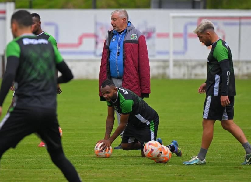 El entrenador del Mushuc Runa, Ever Almeida, dirige un entrenamiento en Echaleche, Ecuador, el 1 de mayo de 2025.