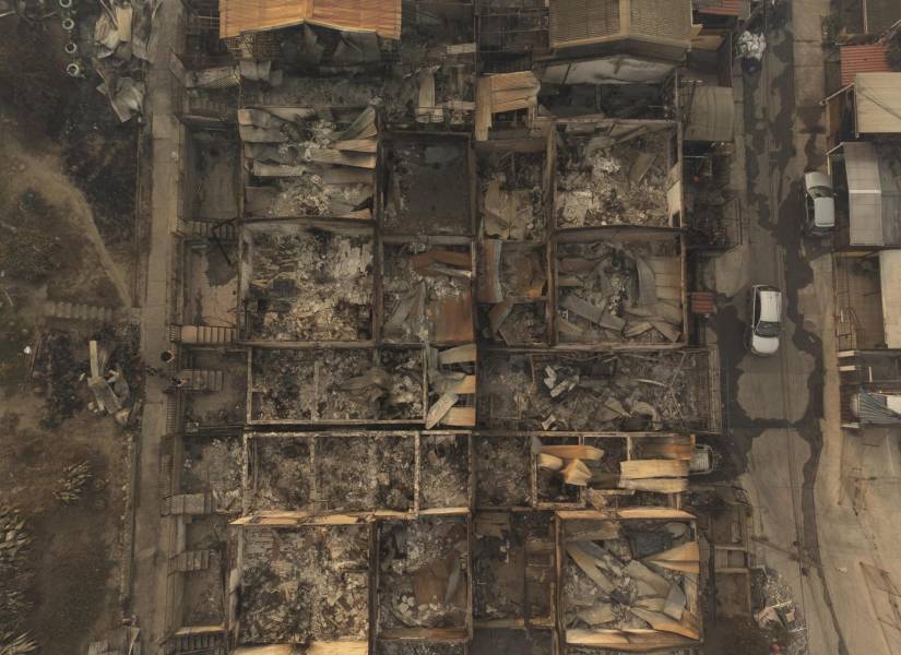 Fotografía aérea en la que se registró a una vista cenital de decenas de viviendas afectadas por los incendios forestales, en la zona de El Olivar, en Viña del Mar.