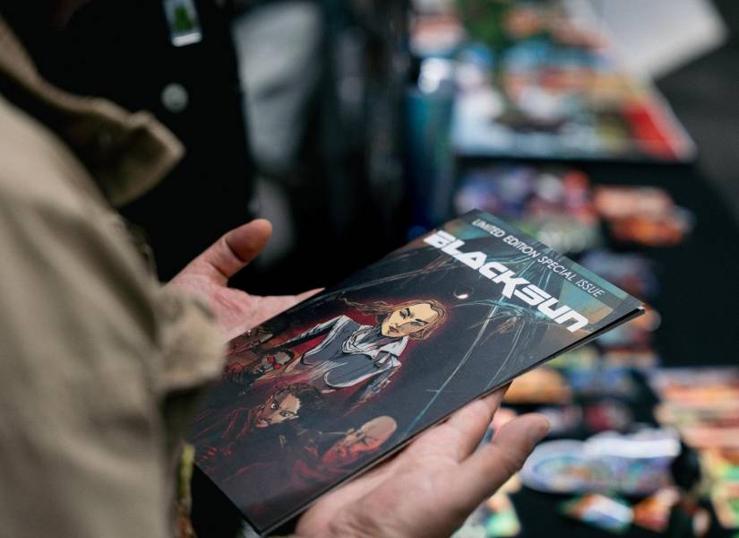 La mano escritora y dibujante fue la de Gustavo Arguello, que dirigió el tono de la historia a la misma estética de la banda: oscura y postapocalíptica.