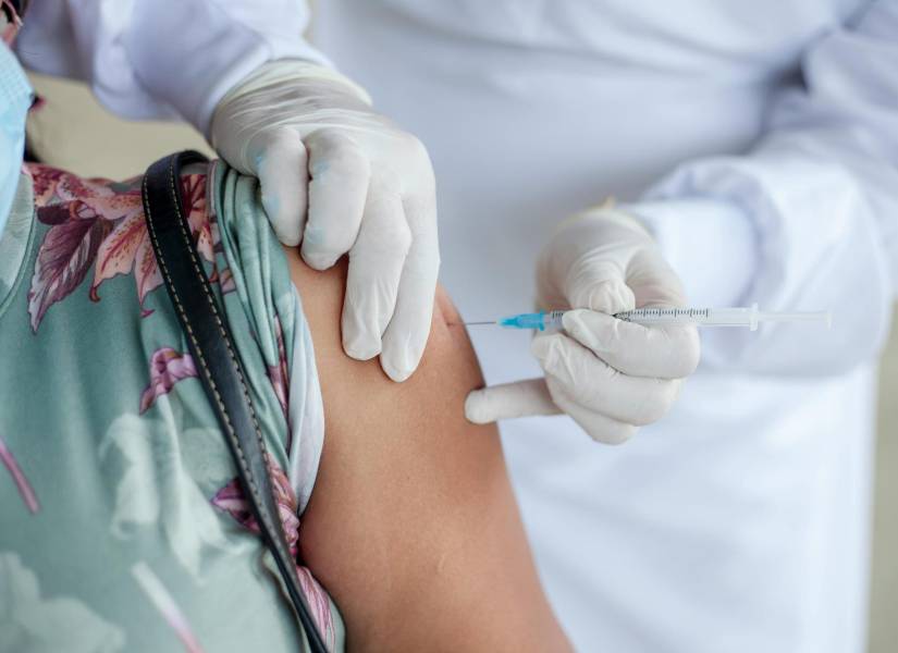 Una persona recibe una vacuna contra la influenza.