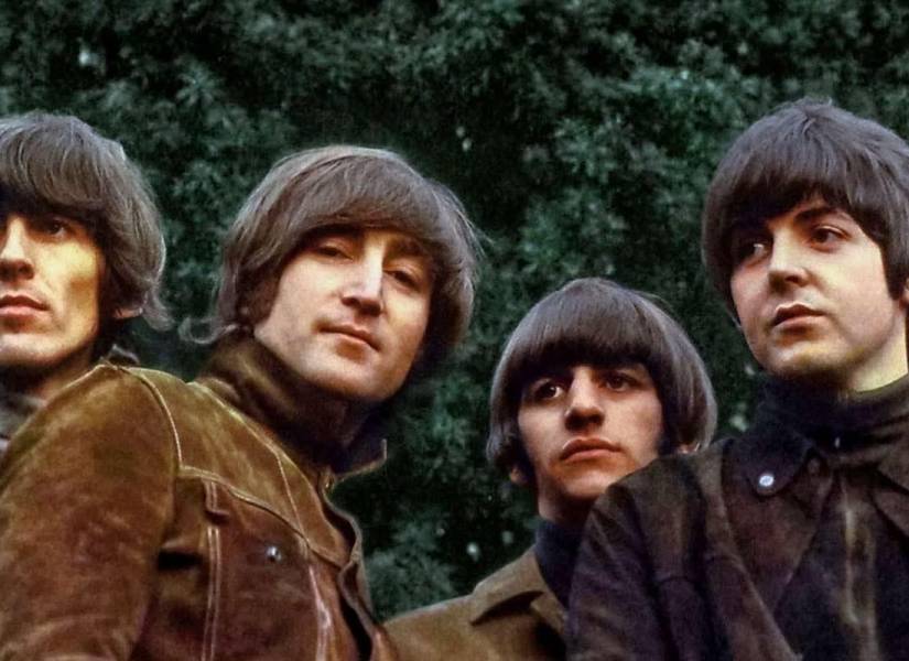 The Beatles, apodados Los Fab Four o Los Cuatro Fabulosos, fueron una banda de rock británica formada en Liverpool en 1960. Integrada por John Lennon, Paul McCartney, George Harrison y Ringo Starr, se convirtió en la banda más popular e influyente de la historia de la música.