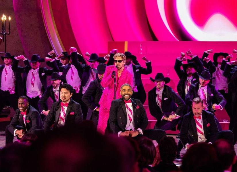 Ryan Gosling durante su presentación en los Oscars 2024, interpretando I'm Just Ken