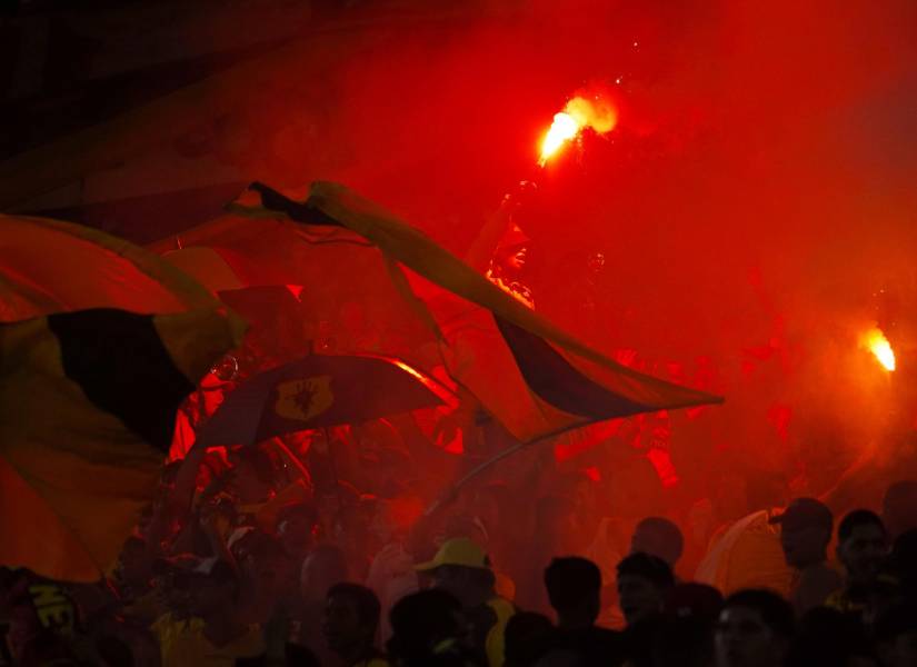 Barcelona SC lanzó objetos y una bengala encendida al terreno de juego.