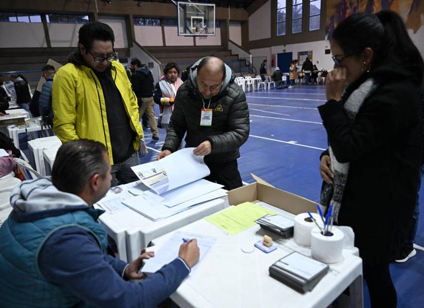 Los funcionarios de mesa preparan la documentación antes del inicio de las elecciones presidenciales en La Paz, el 17 de agosto de 2025.