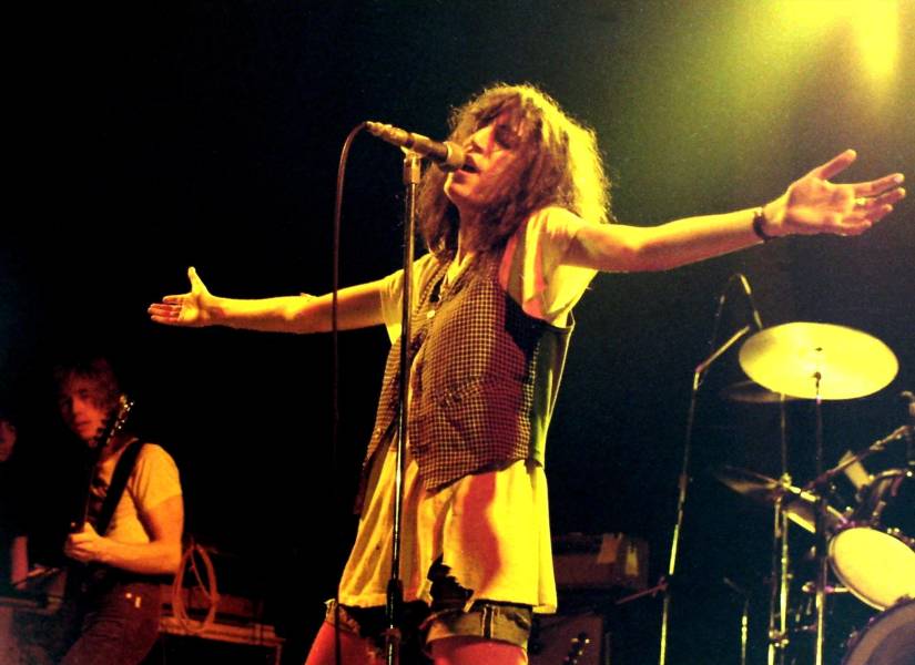 Patti Smith fue bautizada como la Madrina del Punk cuando en octubre de 1975, dos años antes de que oficialmente naciera el subgénero del rock, creó Horses, un álbum que está entre los primeros ladrillos para construir la base de lo que se volvió este ritmo.