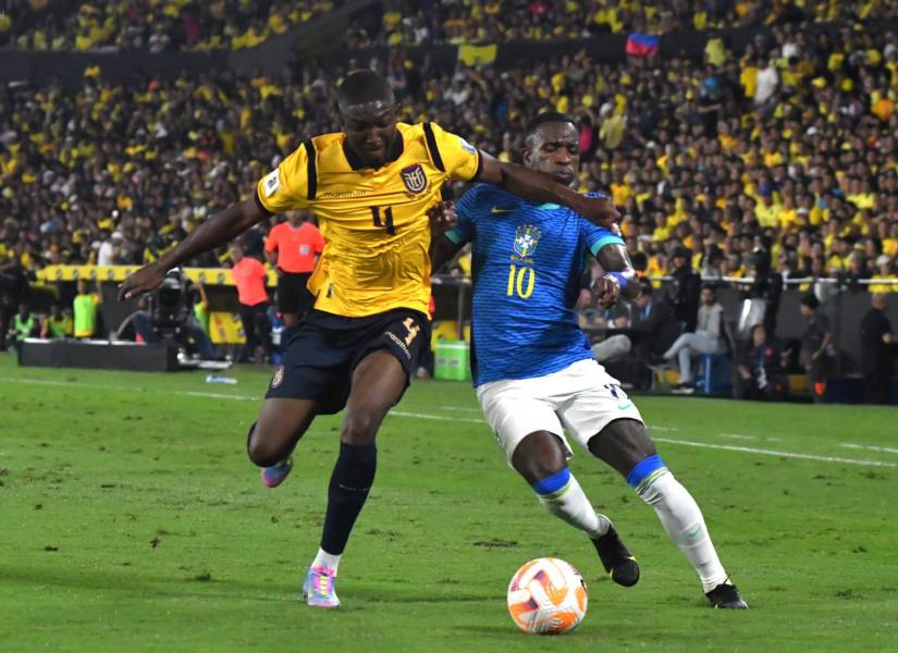 El zaguero de Ecuador, Joel Ordóñez, disputa el balón con Vinícius Júnior por las Eliminatorias Sudamericanas