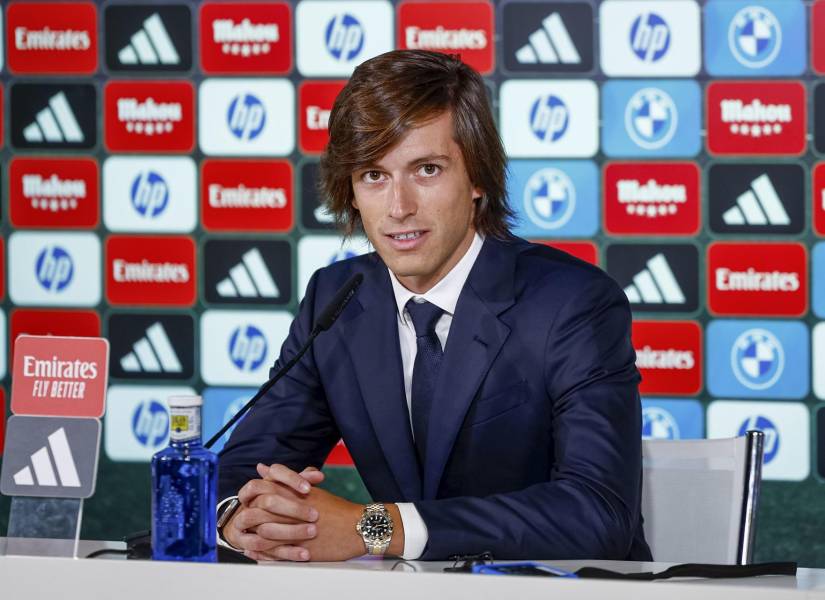 El jugador Álvaro Carreras, durante su presentación oficial como nuevo jugador del Real Madrid,este martes en la Ciudad Deportiva de Valdebebas, en Madrid. E