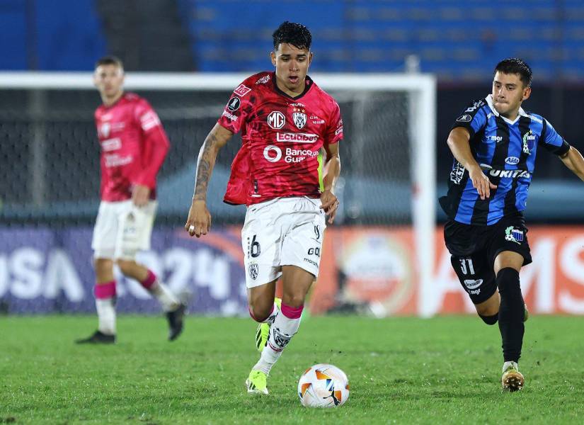 Kendry Páez en el partido frente a Liverpool (U).