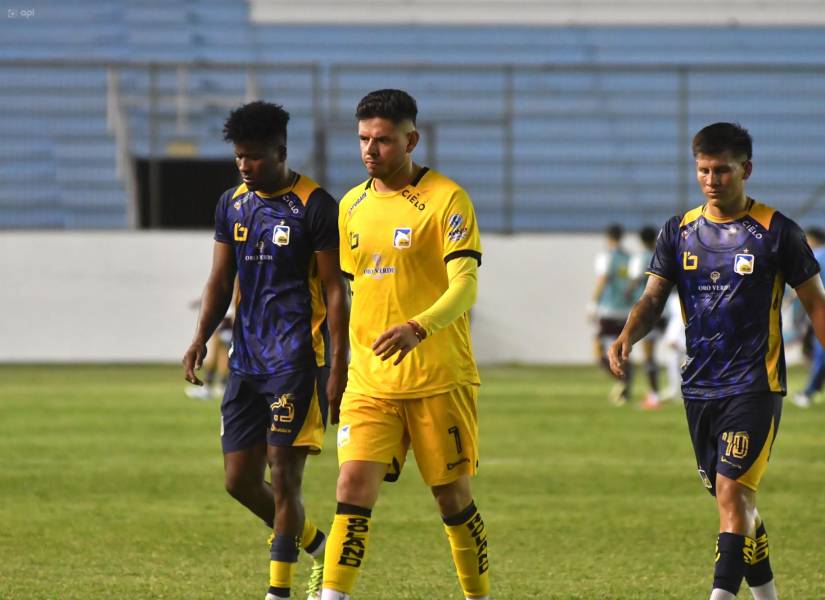 Los jugadores del Delfín lamentan la derrota ante Macará por la fecha dos del segundo hexagonal de la LigaPro