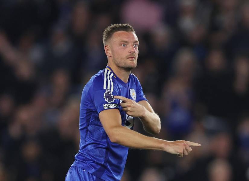 LEICESTER, ENGLAND - AUGUST 19: Jamie Vardy of Leicester City indicates to the Tottenham fans how many times they've won the Premier Leagu as he is substituted off during the Premier League match between Leicester City FC and Tottenham Hotspur FC at The King Power Stadium on August 19, 2024 in Leicester, England. (Photo by Catherine Ivill - AMA/Getty Images)