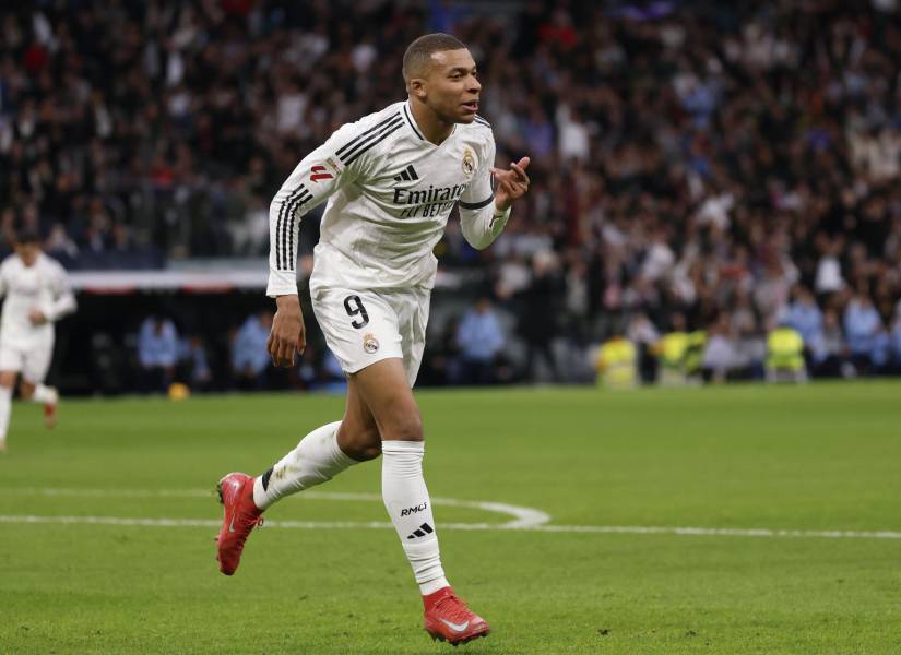 El delantero del Real Madrid Kylian Mbappé celebra el primer gol durante el partido de la jornada 27 de LaLiga EA Sports entre el Real Madrid y el Rayo Vallecano este domingo en el Santiago Bernabéu. EFE/Mariscal