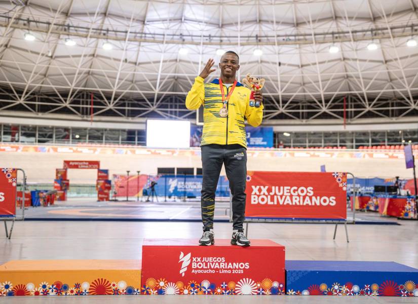 Andres Roberto Montaño de Ecuador, medalla de oro, posan en el podio de premiación este domingo, al finalizar la lucha grecorromana en los vigésimos Juegos Bolivarianos en la Villa Deportiva Nacional en Lima (Perú).