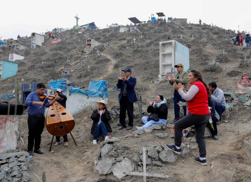 Integrantes de la familia Pérez Benavides se reúnen este sábado, en el cementerio Virgen de Lourdes, en Lima (Perú).