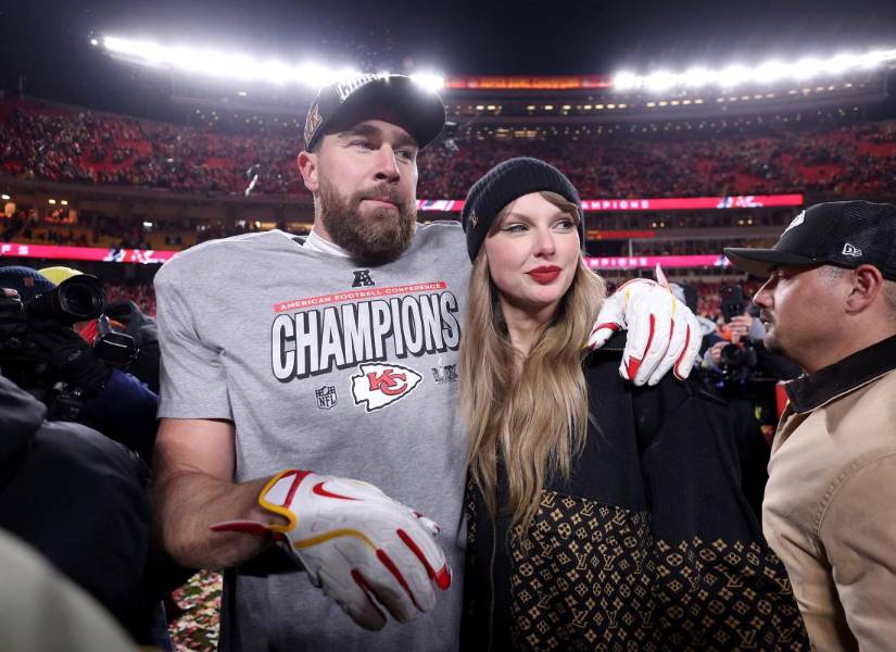 Travis Kelce, jugador de los Kansas Chiefs, celebra con su novia Taylor Swift su pase al Super Bowl LIX