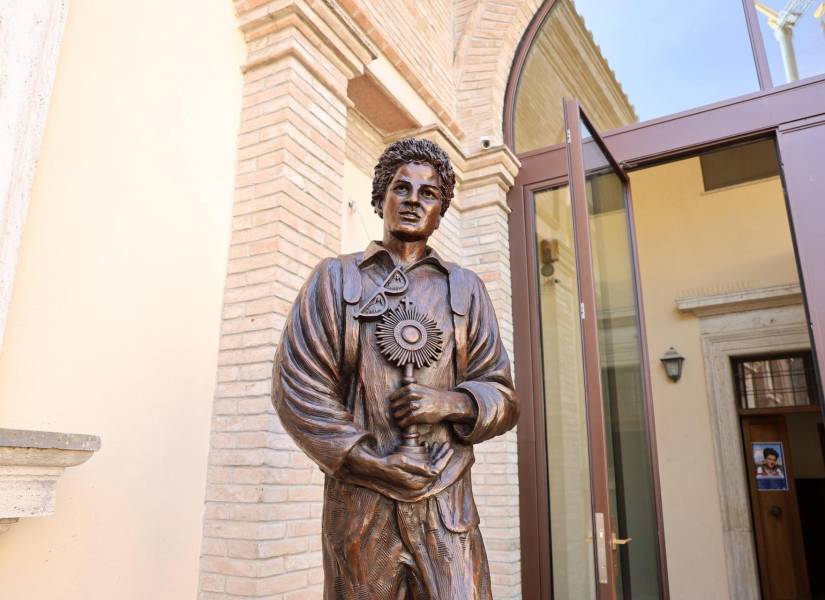Una estatua del santo Carlo Acutis.
