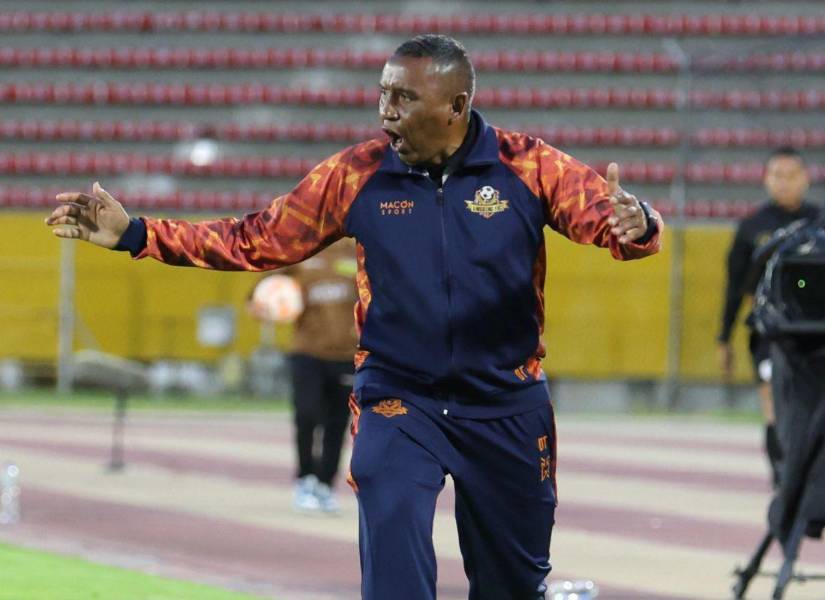 El entrenador de Libertad, Juan Carlos León, en un partido por la LigaPro