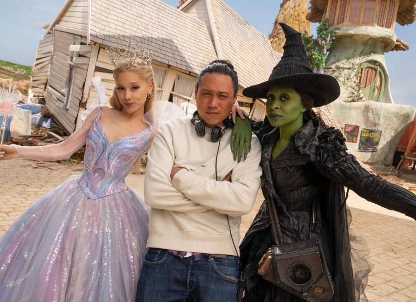 Ariana Grande, Cynthia Erivo junto a Jon M. Chu.