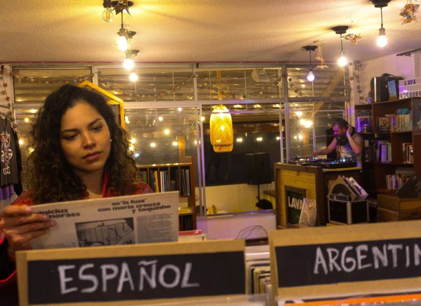 En Zaldumbide y Valladolid, a 11 minutos caminando bajo la lluvia, en la tienda de discos LAVA Records se presentaron dos djs para la noche: el rock ochentero por KIK-RPM y la cumbia por Random Selektor.