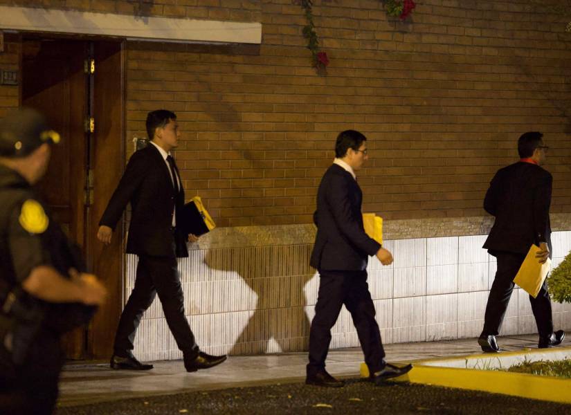 Agentes en medio del allanamiento.