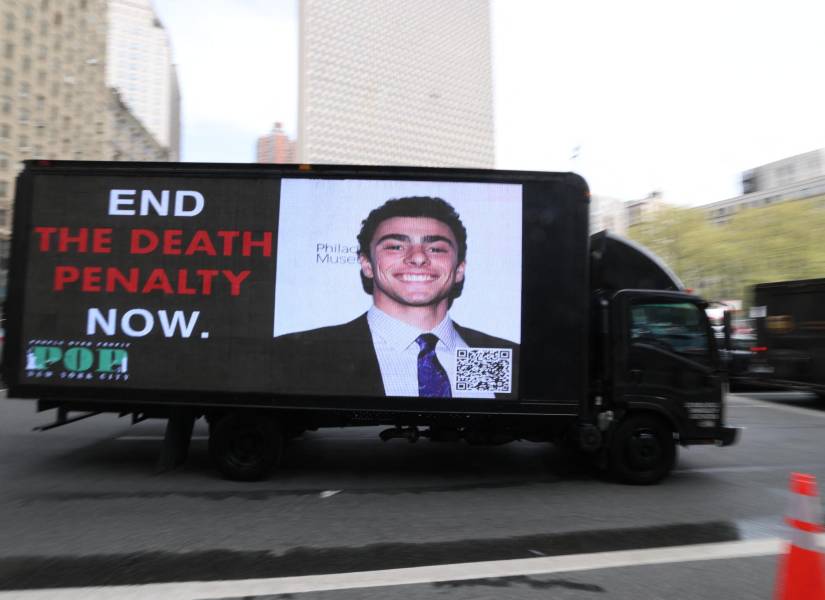 Un camión con una pantalla de video con una imagen de Luigi Mangione frente al Tribunal Federal de Manhattan el 25 de abril de 2025