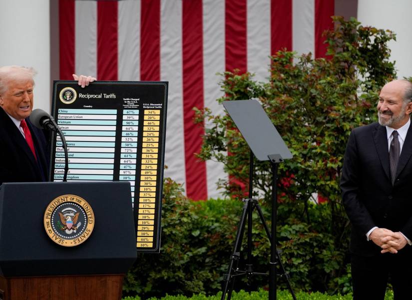 El presidente de Estados Unidos, Donald Trump (izq.), habla mientras Howard Lutnick (der.), secretario de Comercio, observa durante un anuncio de aranceles en el Jardín de las Rosas de la Casa Blanca, en Washington D. C., EE. UU., el 2 de abril de 2025.