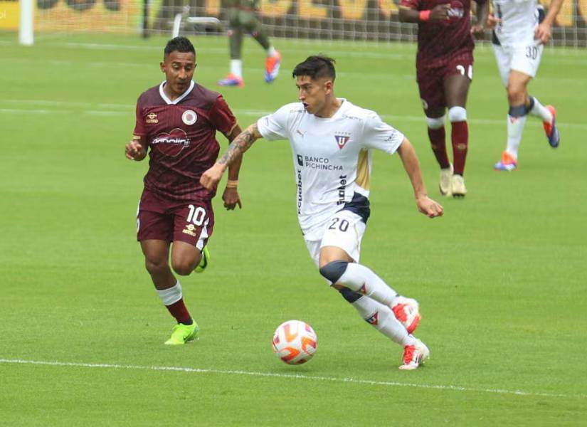 El volante de Liga de Quito, Fernando Cornejo, conduce el balón en el partido ante Vinotinto por la LigaPro Ecuabet