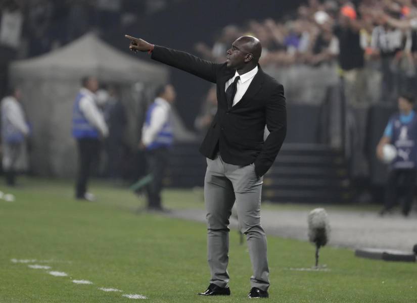 El director técnico de Barcelona, Segundo Castillo, da instrucciones este miércoles, durante un partido de la tercera ronda de la Copa Libertadores entre Corinthians y Barcelona en el estadio Neo Química Arena en Sao Paulo (Brasil).