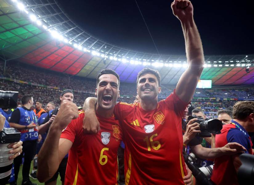 Mikel Merino (I) y Rodri tras el encuentro correspondiente a la final de la Eurocopa que disputaron Inglaterra en el Estadio Olímpico de Berlín.