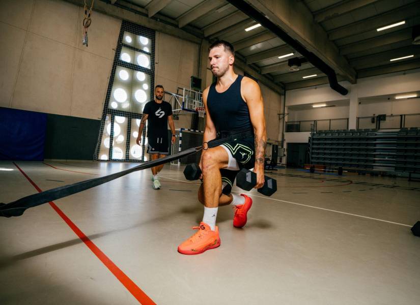 Luka en el gimnasio junto a su entrenador.