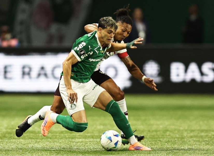 Ramón Sosa, jugador de Palmeiras, disputa un balón con José Quintero, defensa de Liga de Quito, por la semifinal de vuelta de la Copa Libertadores