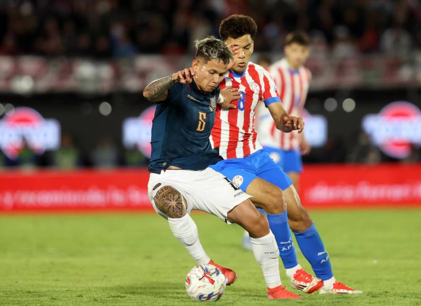 Diego Gómez Amarilla de Paraguay disputa el balón con Jordy Alcívar de Ecuador este jueves, en un partido por las Eliminatorias a la Copa Mundial 2026 entre Paraguay y Ecuador en el estadio Defensores del Chaco en Asunción (Paraguay).