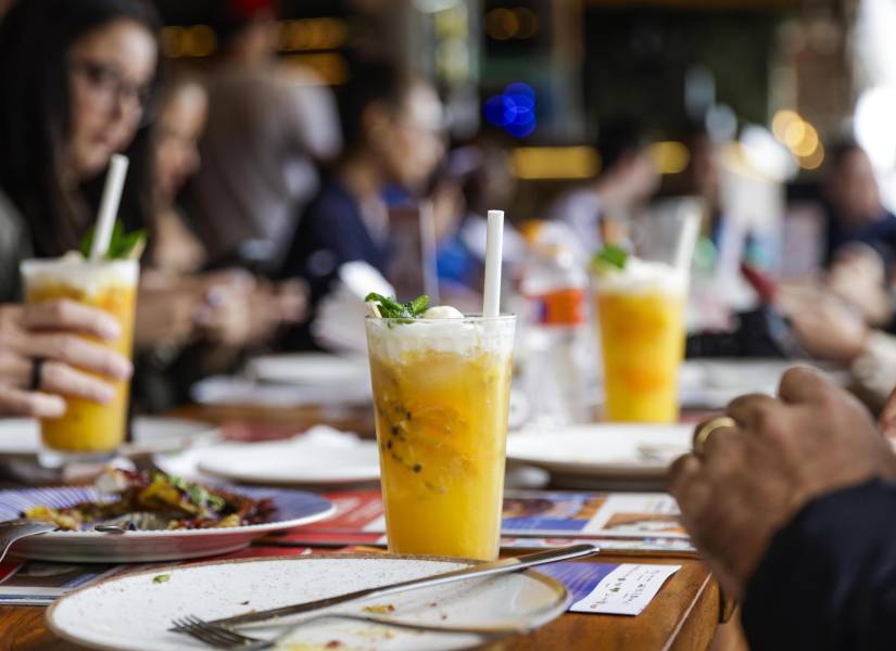 Fotografía de una Caipirinha de maracuyá del quiosco Mureta do Leme, uno de los lugares que forma parte de la ruta Sabores da Orla este jueves, en Río de Janeiro (Brasil). EFE/ André Coelho