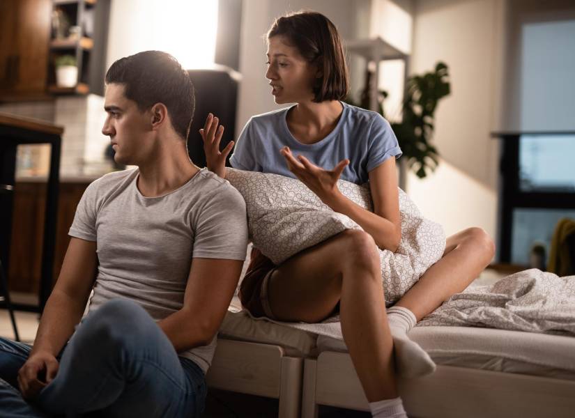 Pareja discutiendo