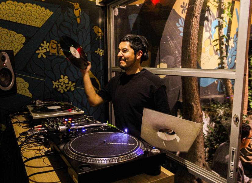 DJ Rick Rodríguez colocó música electrónica, house y chill en La Ruta del Vinilo.