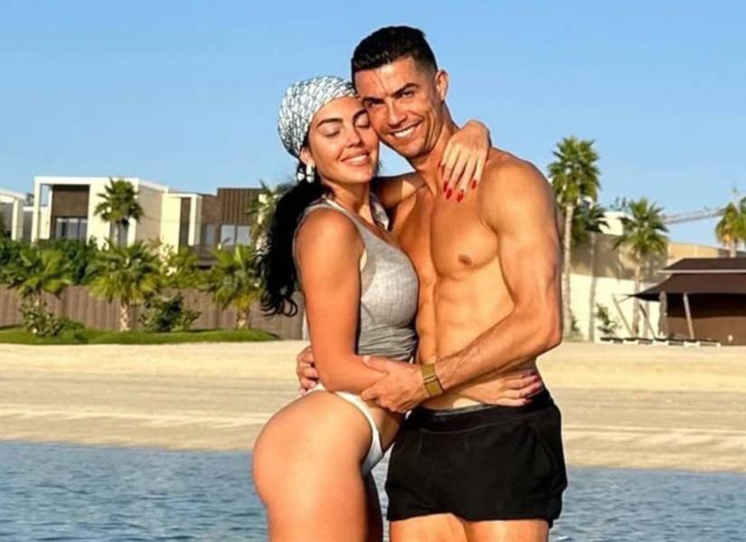 Cristiano Ronaldo y Georgina Rodríguez en un dia de playa.