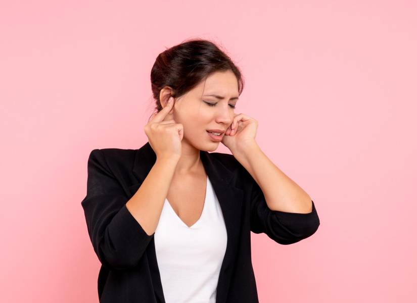 Mujer con dolor de oído