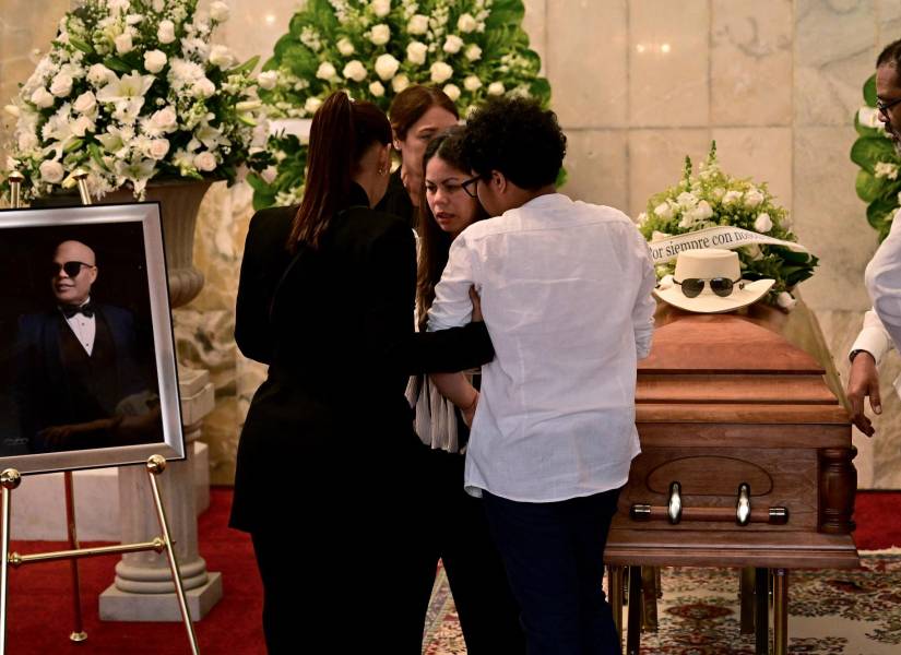 La hija de Rubby Pérez, Zulinka Pérez (C), y otros familiares junto al ataúd del famoso merenguero, quien falleció tras el derrumbe del techo de la discoteca Jet Set.
