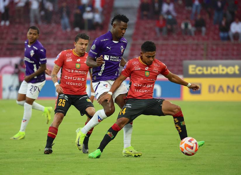 Liga de Quito y Deportivo Cuenca se enfrentan en la Copa Ecuador.