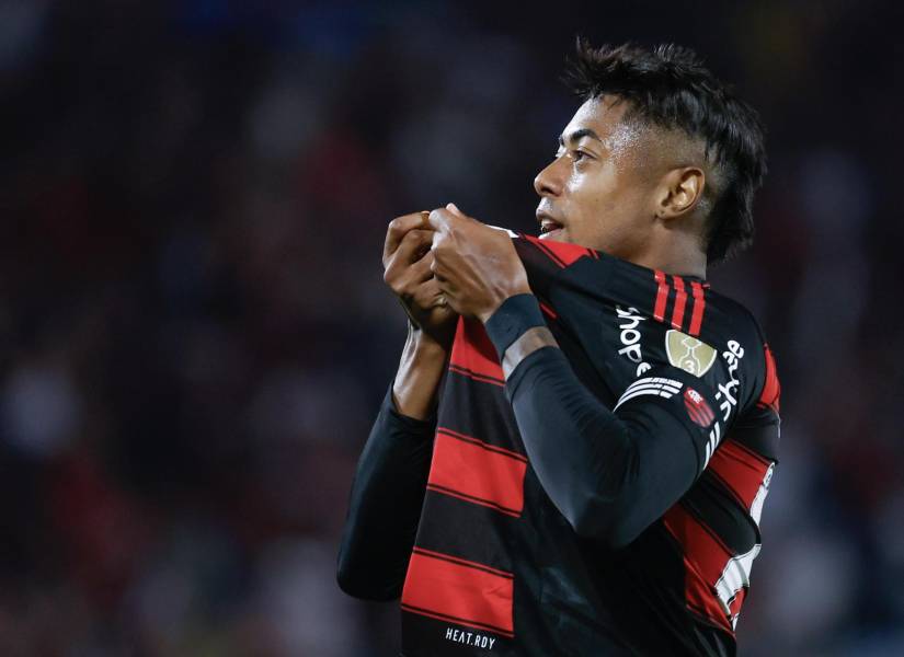 Bruno Henrique de Flamengo celebra su gol durante un partido de octavos de final de la Copa Libertadores.