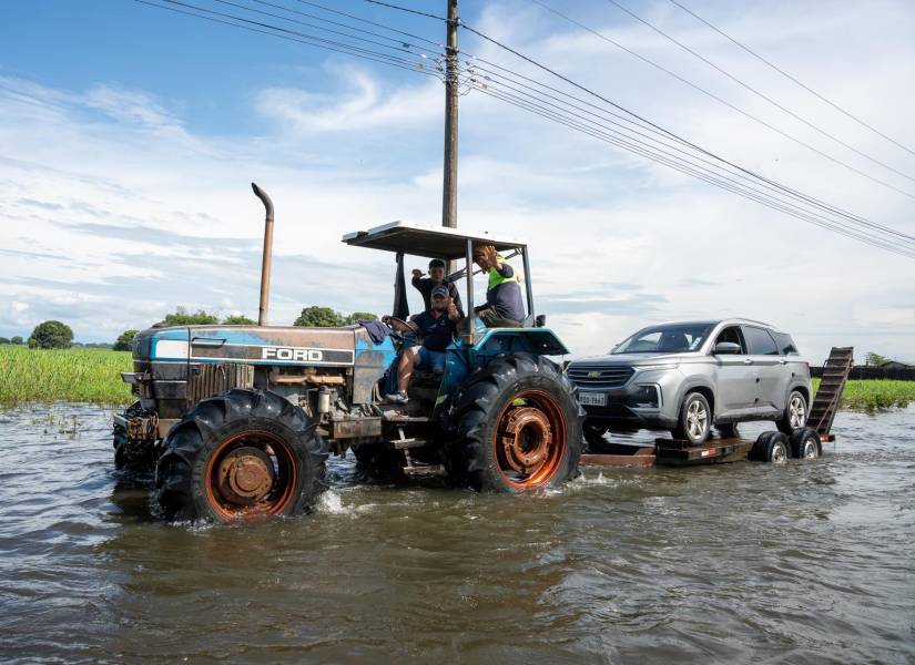 Fotografía de un vehículo afectado por una inundación en la carretera Jujan-Babahoyo.