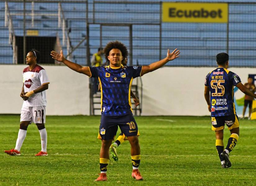 Erick Mendoza celebra su gol con Delfín contra Vinotinto por la fecha 23 de la LigaPro