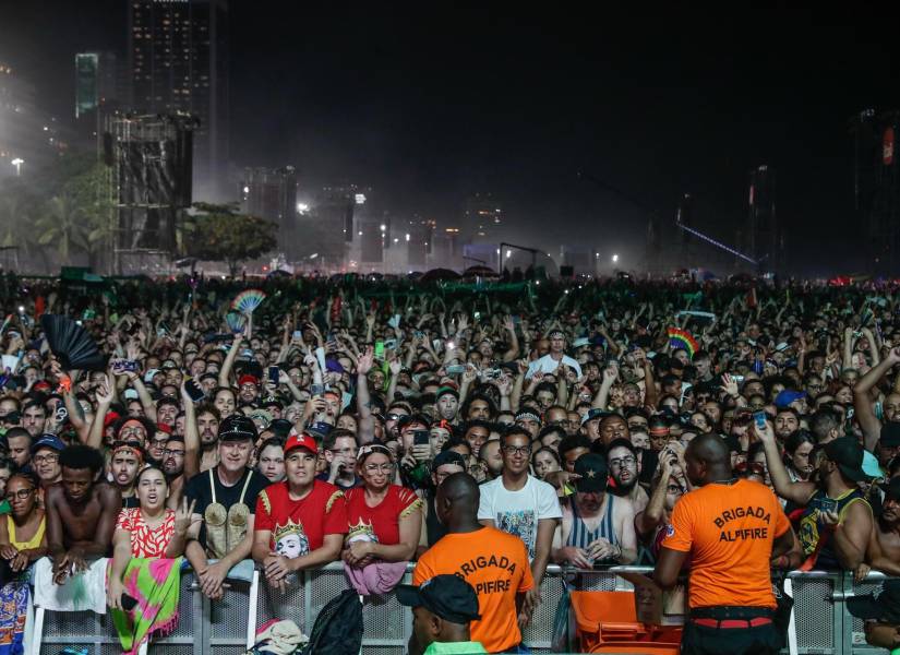 Espectadores asisten a un concierto gratuito de la cantante Madonna, única presentación de su gira The Celebration Tour en Suramérica.