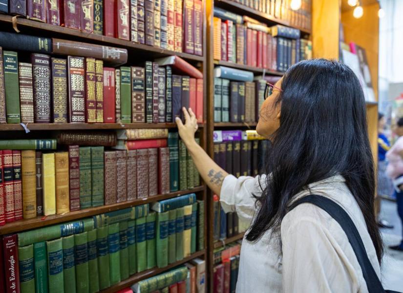 Asistente a la Feria Internacional del Libro.