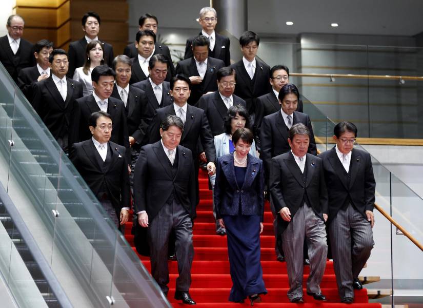 La nueva Primer Ministra de Japón con su gabinete